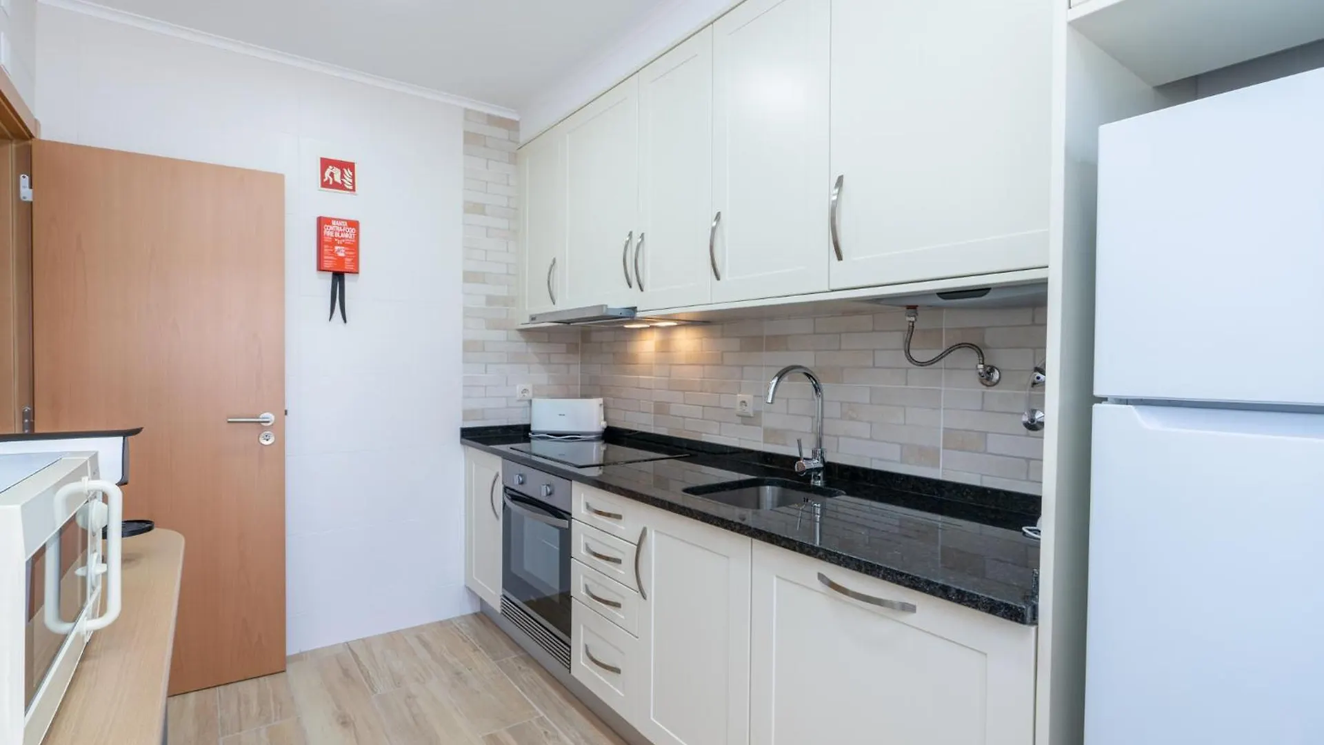 Recently Renovated Apartments With Pool And Wi-Fi Армасан-де-Пера Португалия